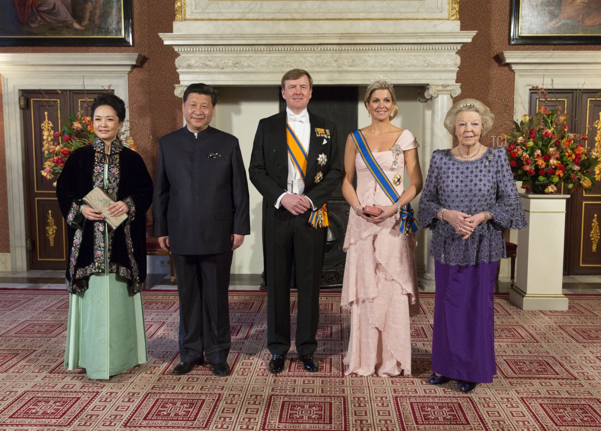 Peng Liyuan, wife of Chinese President Xi Jinping, Chinese President Xi Jinping, King Willem-Alexander of The Netherlands, Queen Maxima of The Netherlands and Princess Beatrix of The Netherlands have the official photo taken at the Royal Palace upon the arrival of Chinese President Xi Jinping on March 22, 2014 in Amsterdam, Netherlands