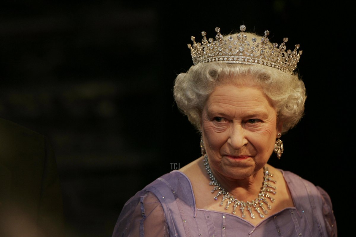 Britain's Queen Elizabeth II is pictured prior to a state banquet at the Zeughaus Palace, 02 November 2004 in Berlin