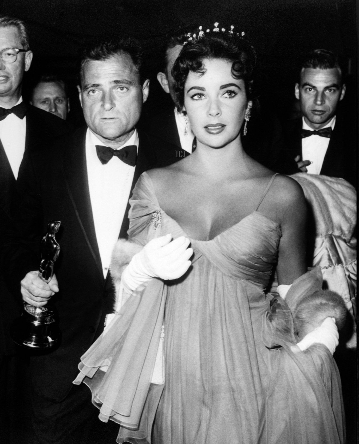 29th Academy Awards (1957). The producer, Mike Todd receives the best picture award for "Around the World in 80 Days". His wife, Elizabeth Taylor accompanies him
