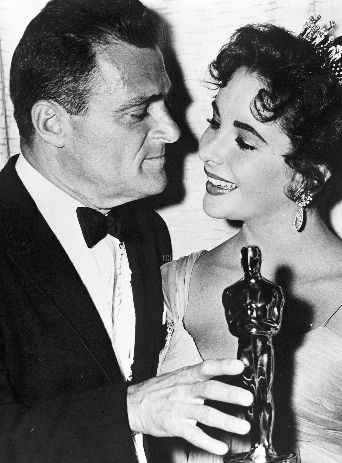 29th Academy Awards (1957). Mike Tood recieves the best motion picture award for "Around the World in 80 Days". Elizabeth Taylor accompanies him
