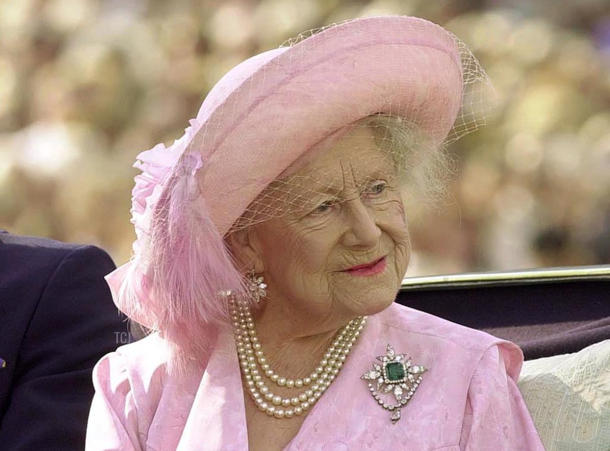 Britain's Queen Elizabeth, the Queen Mother, arrives 19 July 2000, with her grandson, the Prince of Wales, Prince Charles (L), for a pageant on London's Horse Guards Parade to mark her 100th birthday, which is on August 4
