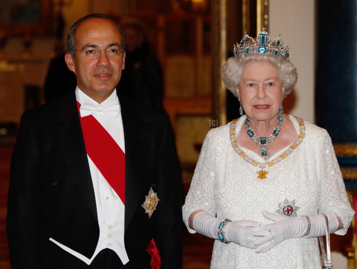 President of Mexico Felipe Calderon (L) attends a state banquet hosted by Queen Elizabeth II (R) at Buckingham Palace on March 30, 2009 in London, England