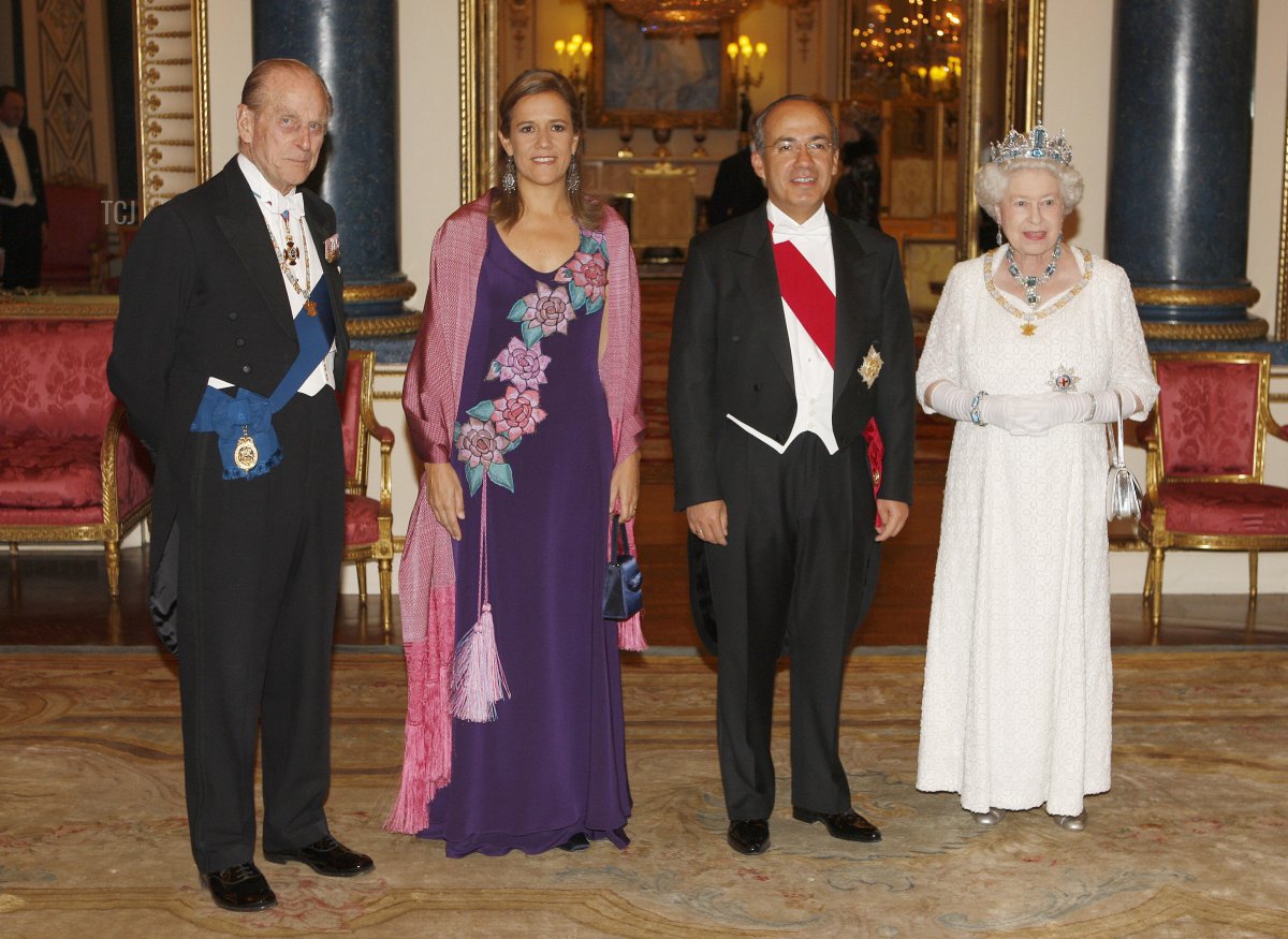 Britain's Queen Elizabeth (R) and the Duke of Edinburgh (L) pose with Mexico's President Felipe Calderon and first lady Margarita Zavala in Buckingham Palace in London before the state banquet during the state visit of the President to London March 30, 2009