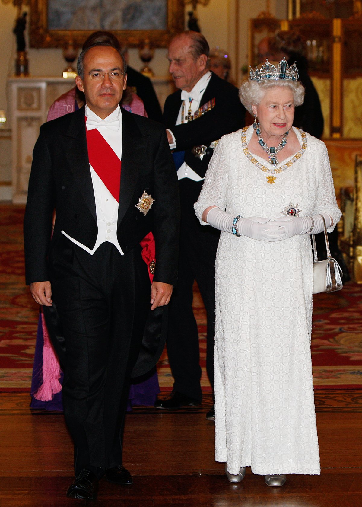 President of Mexico Felipe Calderon (L) attends a state banquet hosted by Queen Elizabeth II (R) at Buckingham Palace on March 30, 2009 in London, England
