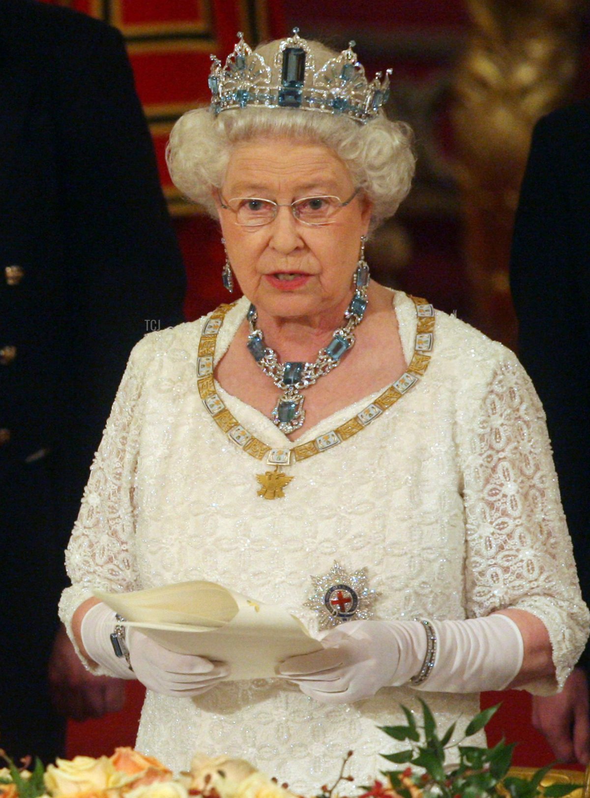 Queen Elizabeth II speaks Mexico's President Felipe Calderon (L) during a state banquet hosted by the Queen in honour of the visiting president and first lady, inside the Ballroom at Buckingham Palace on March 30, 2009 in London, England