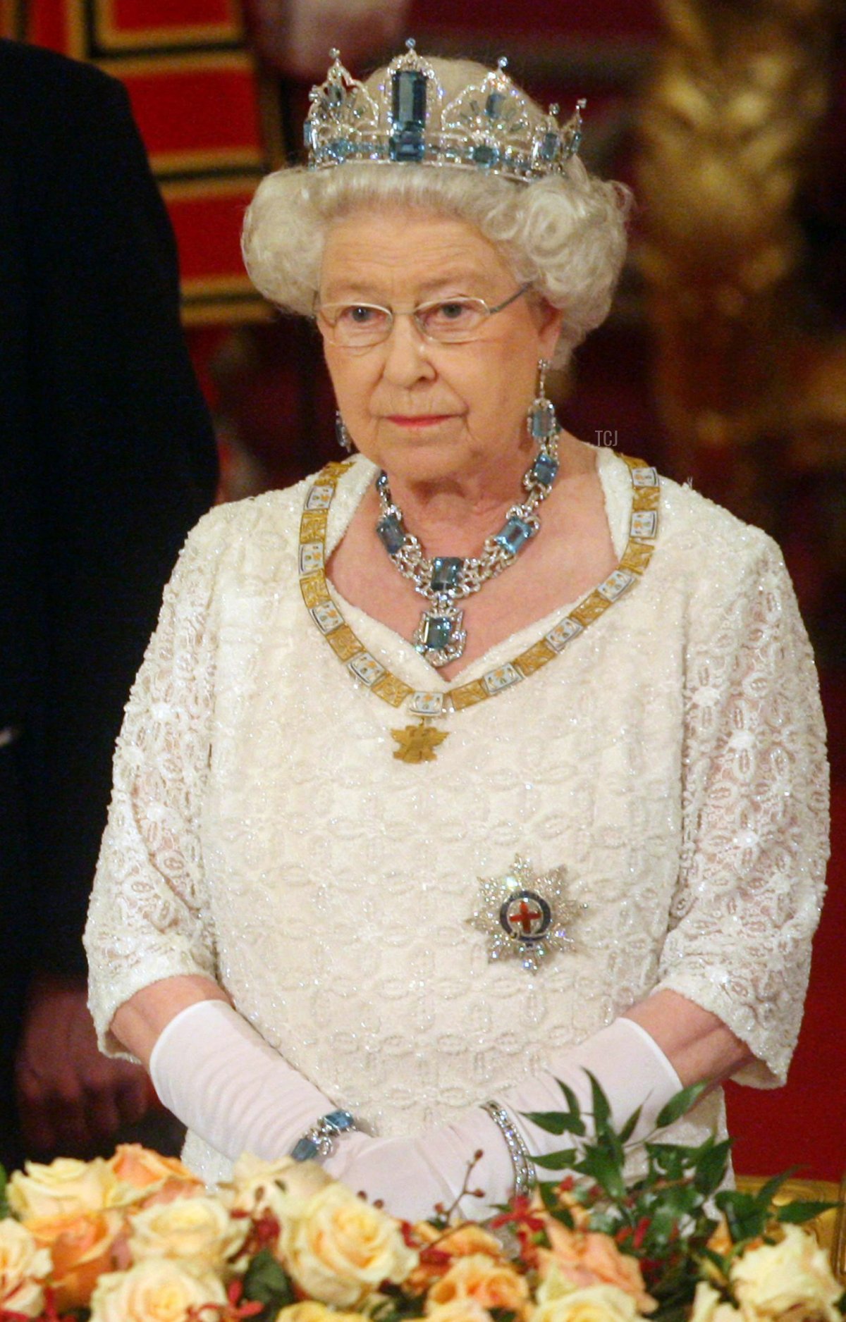 Mexico's President Felipe Calderon (L) and Queen Elizabeth II attend a state banquet hosted by the Queen in honour of the visiting president and first lady, inside the Ballroom at Buckingham Palace on March 30, 2009 in London, England