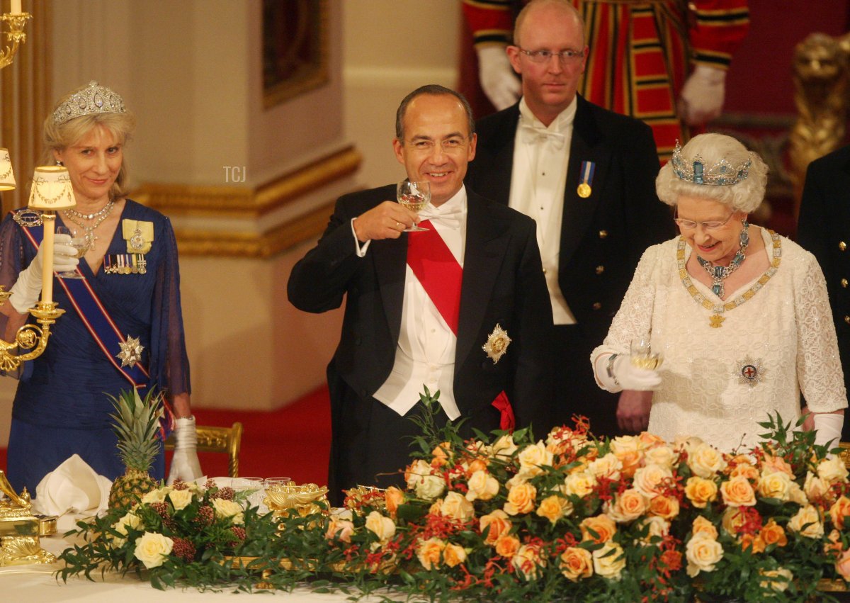 Mexico's President Felipe Calderon (C) and Queen Elizabeth II (R) raise their glasses during a state banquet hosted by the Queen in honour of the visiting president and first lady, inside the Ballroom at Buckingham Palace on March 30, 2009 in London, England