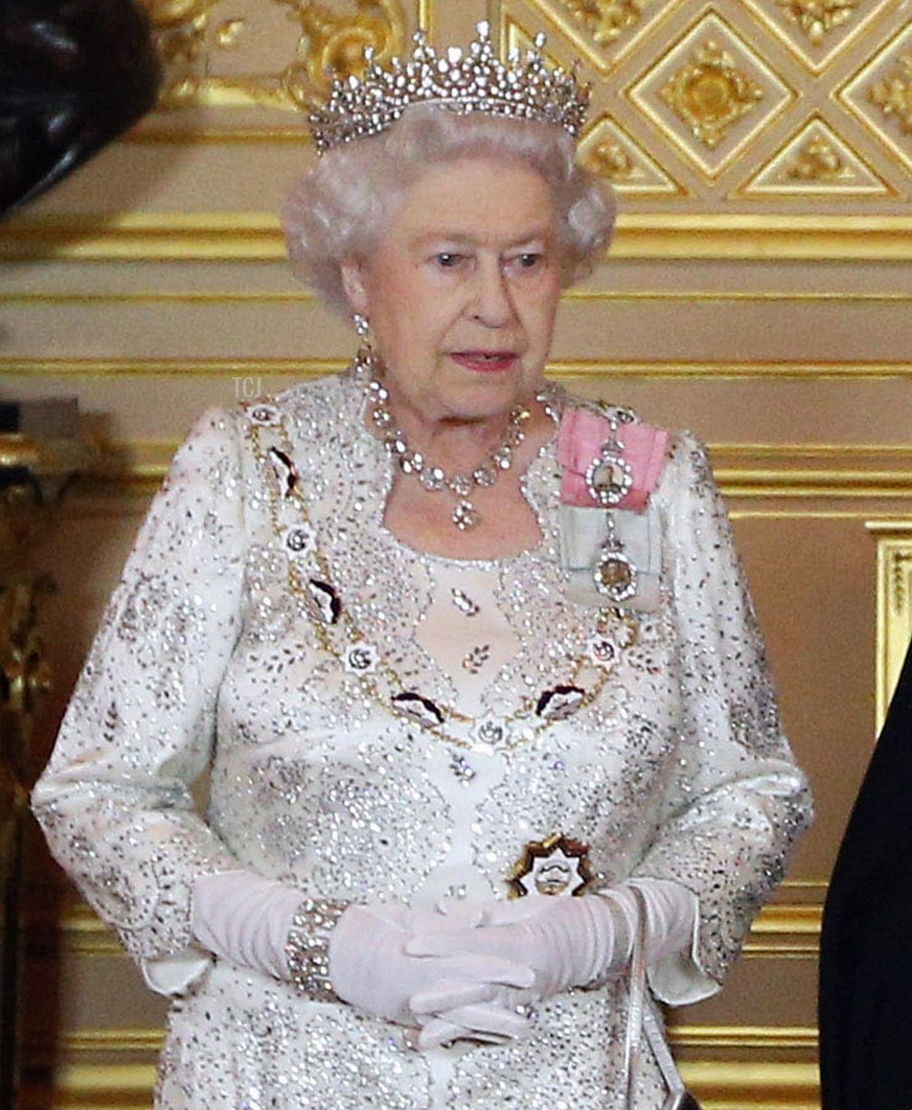 Emir of Kuwait Sheikh Sabah al-Ahmad al-Jaber al-Sabah (R) poses with Britain's Queen Elizabeth II (L) in Windsor Castle in Windsor, Berkshire, on November 27, 2012 ahead of a State Banquet to honour the Emir's State Visit to Britain
