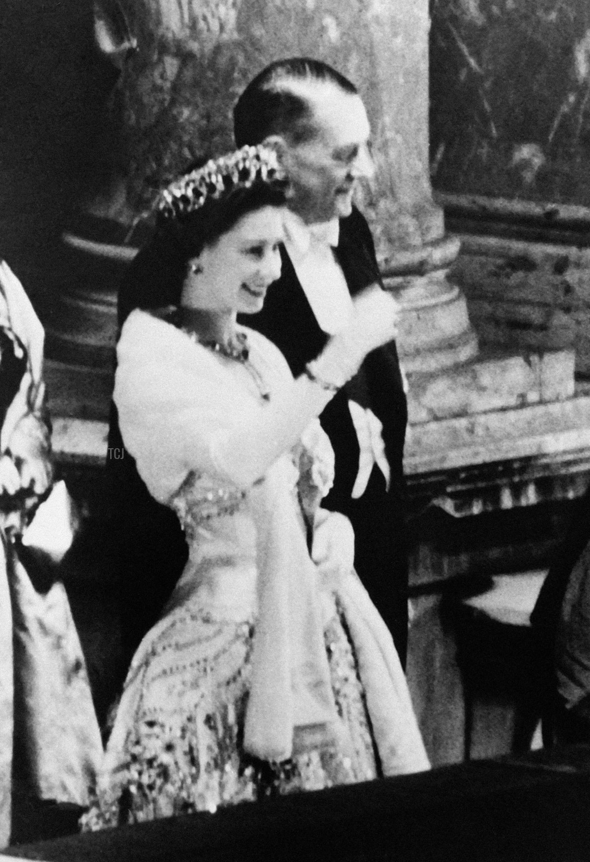 Queen Elizabeth II (R) and Duke of Edinburgh (L) flanked by French President Rene Coty and First lady Germaine Coty wave to the crowd from the balcony at the Opera Garnier in Paris during a state visit in France on April 9, 1957