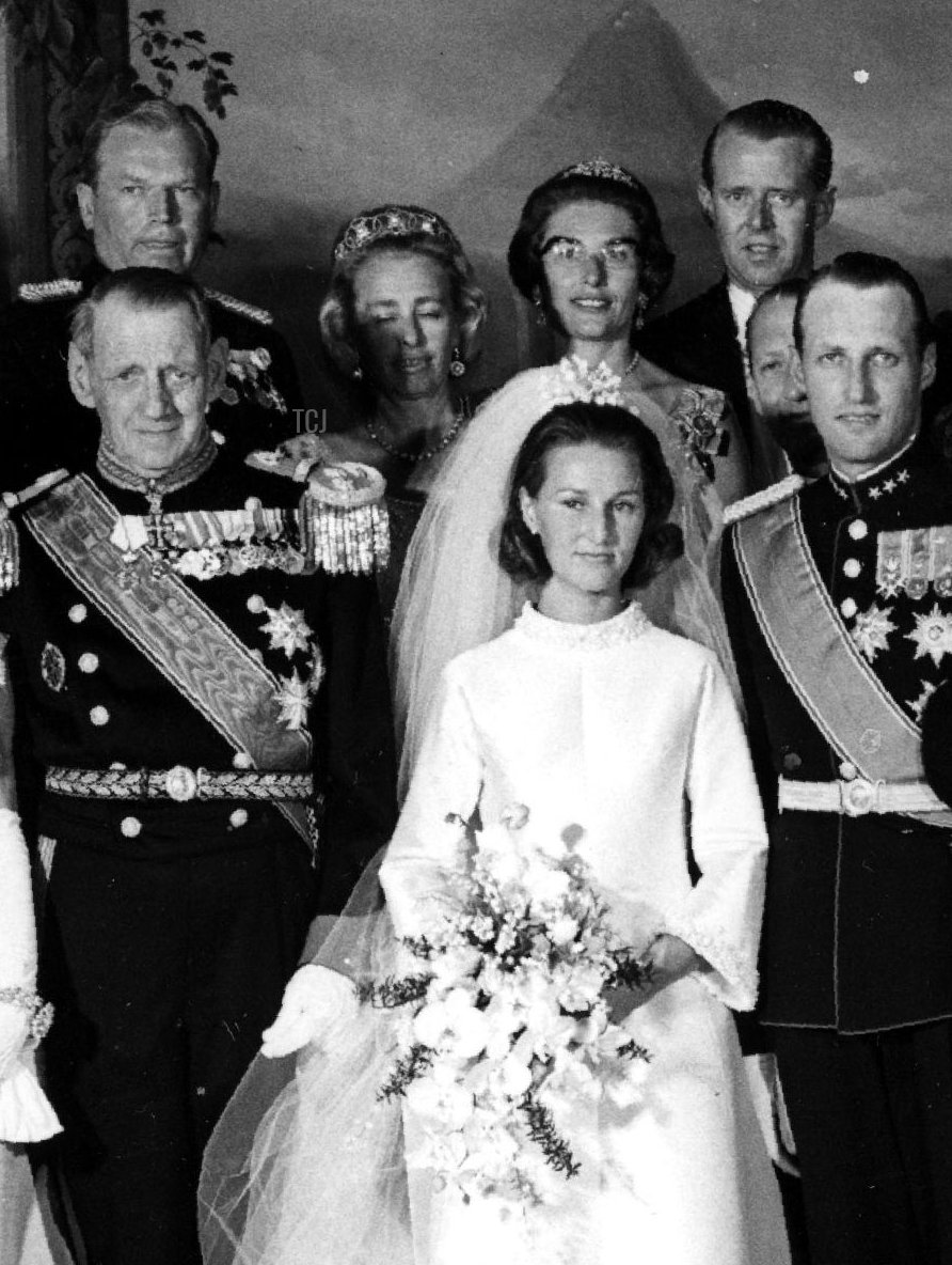 A picture taken on August 29, 1968 shows Norway's Crown Prince Harald and Sonja Haraldsen posing with guests at the Royal Palace during their wedding