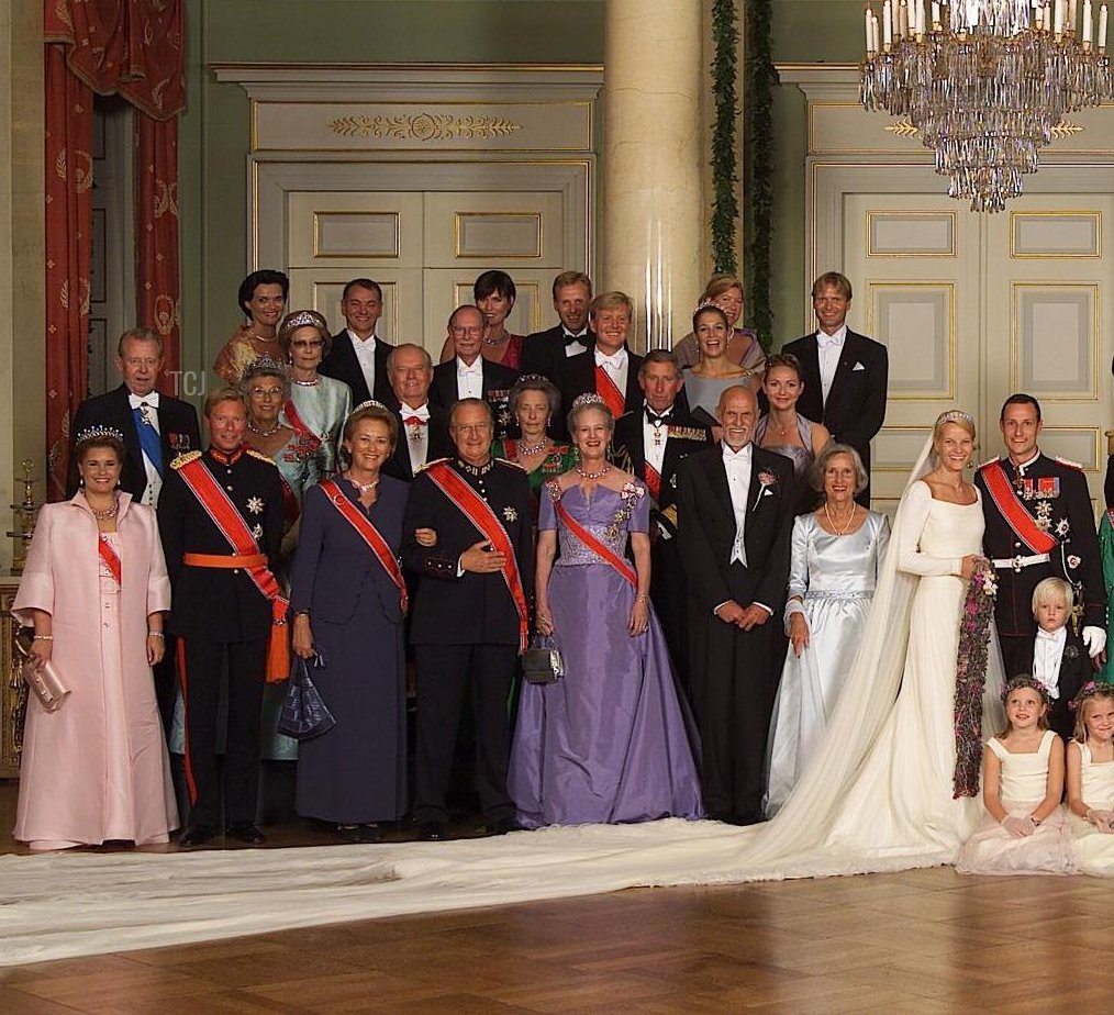The official picture of the newlyweds and their families in the Royal Castle in Oslo late 25 August 2001