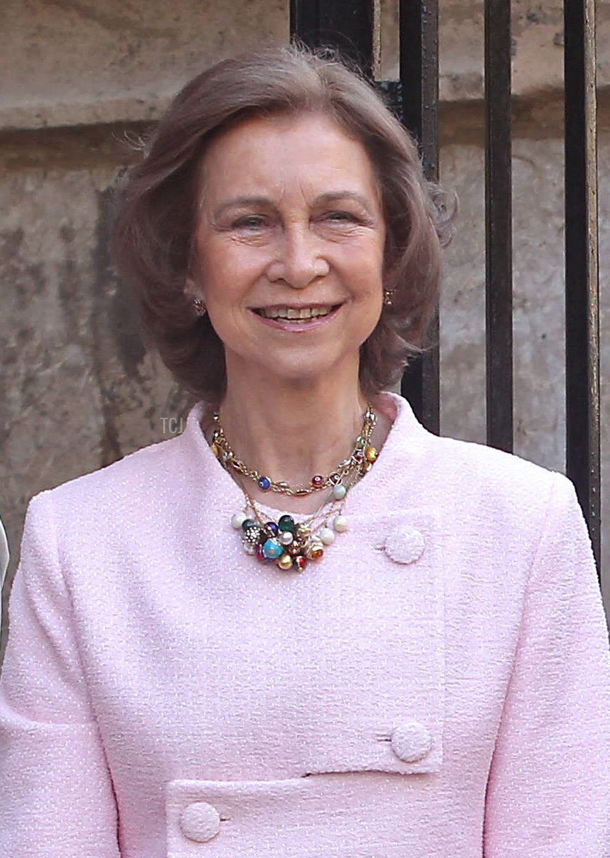 Spanish Princess Letizia, Queen Sofia, Prince Felipe and King Juan Carlos I pose for a family picture with the two Prince's daugthers Leonor (R) and Sofia after the traditional Easter Mass of Resurection in Palma de Mallorca on April 4, 2010