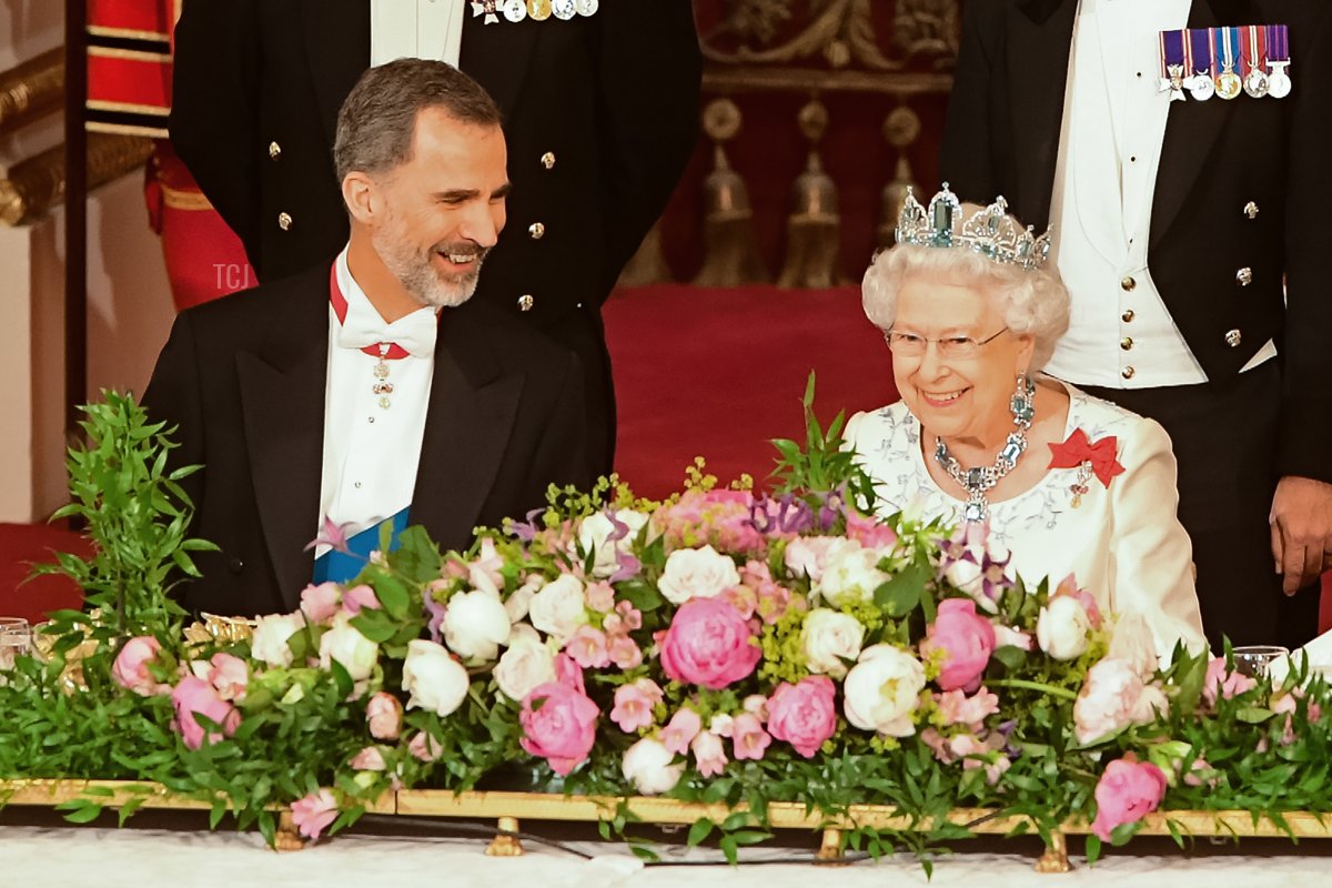 Britain's Queen Elizabeth II (R) and Spanish King Felipe VI chat during a State Banquet at Buckingham Palace in central London on July 12, 2017, on the first day of the Spanish King and Queen's three-day state visit