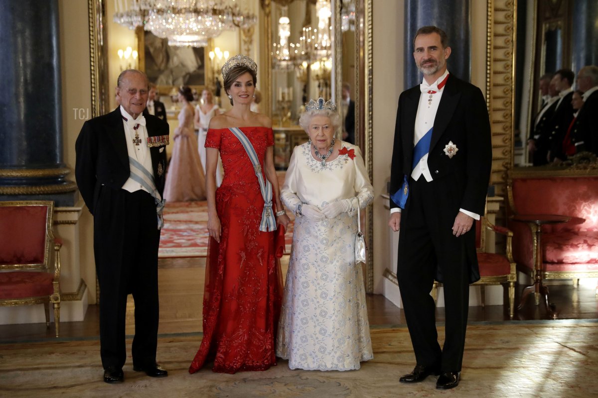 Britain's Queen Elizabeth II, her husband Prince Philip, Duke of Edinburgh, King Felipe VI of Spain and Queen Letizia of Spain pose for a group photograph before a State Banquet at Buckingham Palace on July 12, 2017 in London, England