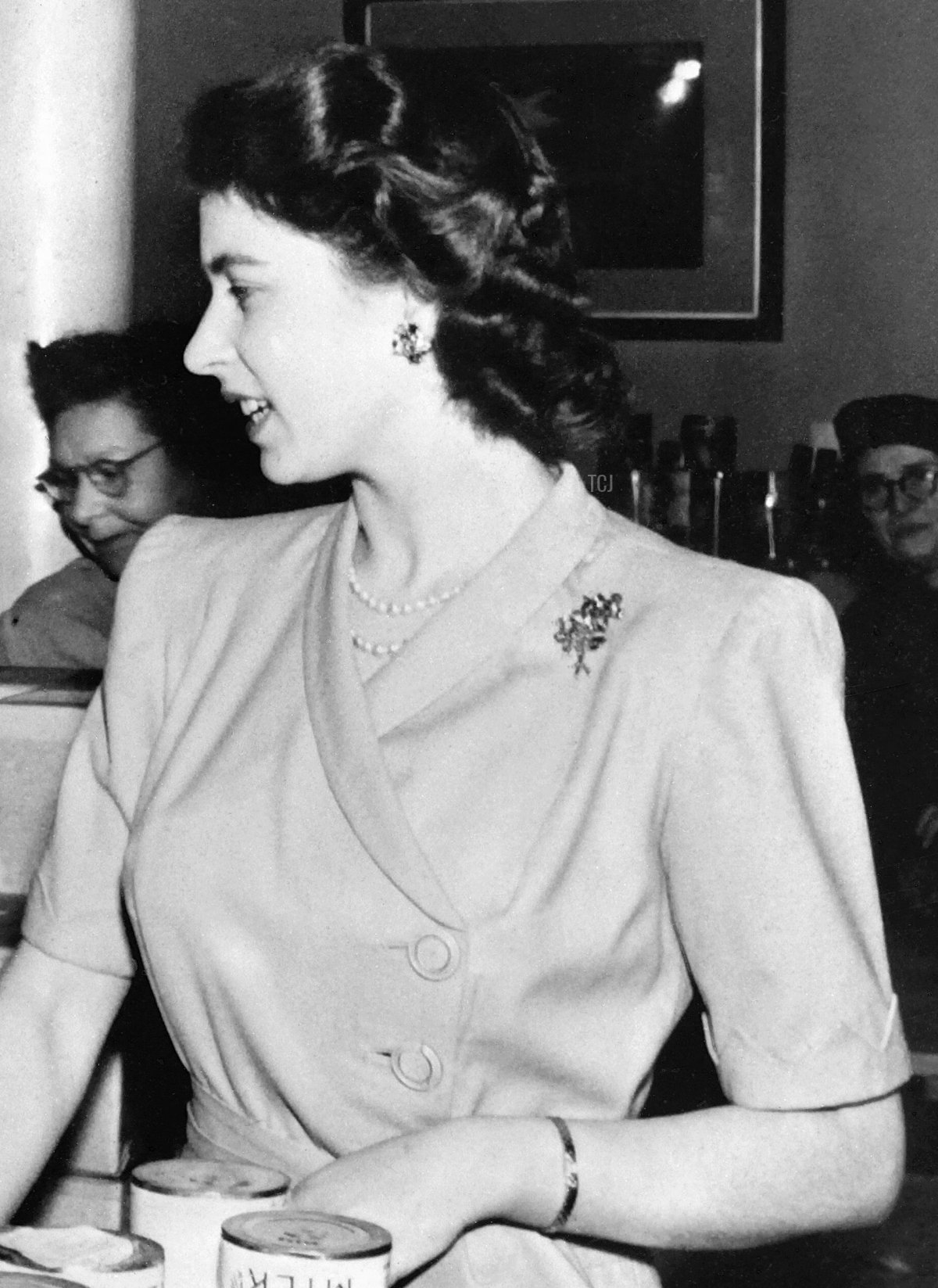 Having received a lot of food products as a wedding gift, Princess Elizabeth wanted to participate in the preparation of the packages that she distributed on January 24, 1948 to pensioners and widows with family in this post-war period when rationing was still in force