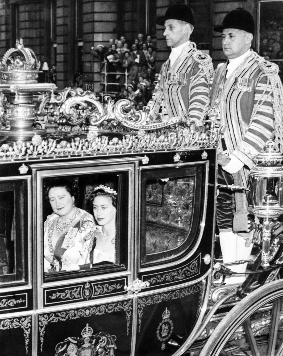 Princess Margaret (R) and Queen Elizabeth The Queen Mother (L), on June 2, 1953 in London in the horse-drawn carriage for the coronation of Queen Elizabeth II