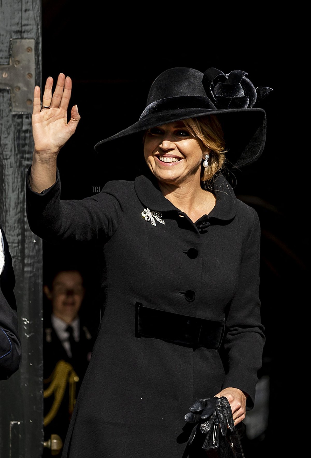 Queen Maxima of The Netherlands (C) and King Willem-Alexander of The Netherlands (R) wave upon their arrival at the Royal Palace on Dam Square in Amsterdam on May 4, 2022, prior to the National Remembrance Day