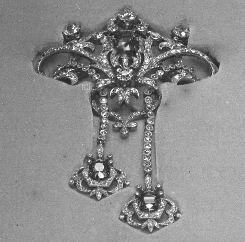 Wedding presents for Duke of York and Lady Elizabeth Bowes Lyon The suite given by the Queen 23 April 1923