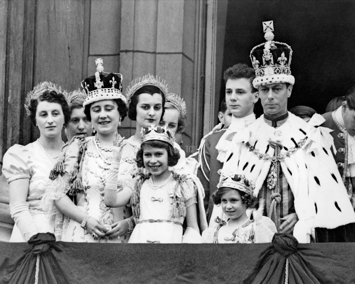 Queen Elizabeth (2nd-L, future Queen Mother), her daughter Princess Elizabeth (4th-L, future Queen Elizabeth II), Queen Mary (C) , Princess Margaret (5th-L) and the King George VI (R), pose at the balcony of the Buckingham Palace on May 12, 1937