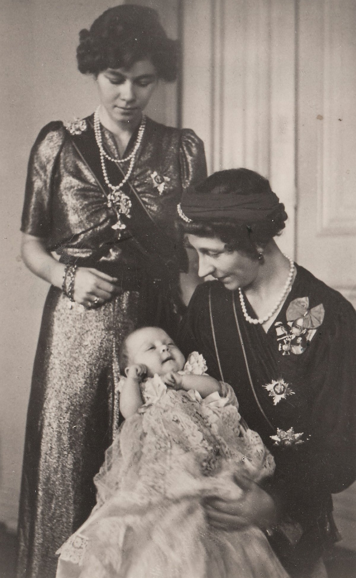 Viktoria Louise, Duchess of Brunswick with her daughter Frederica (later Queen of the Hellenes) and granddaughter Sofie (future Queen of Spain)