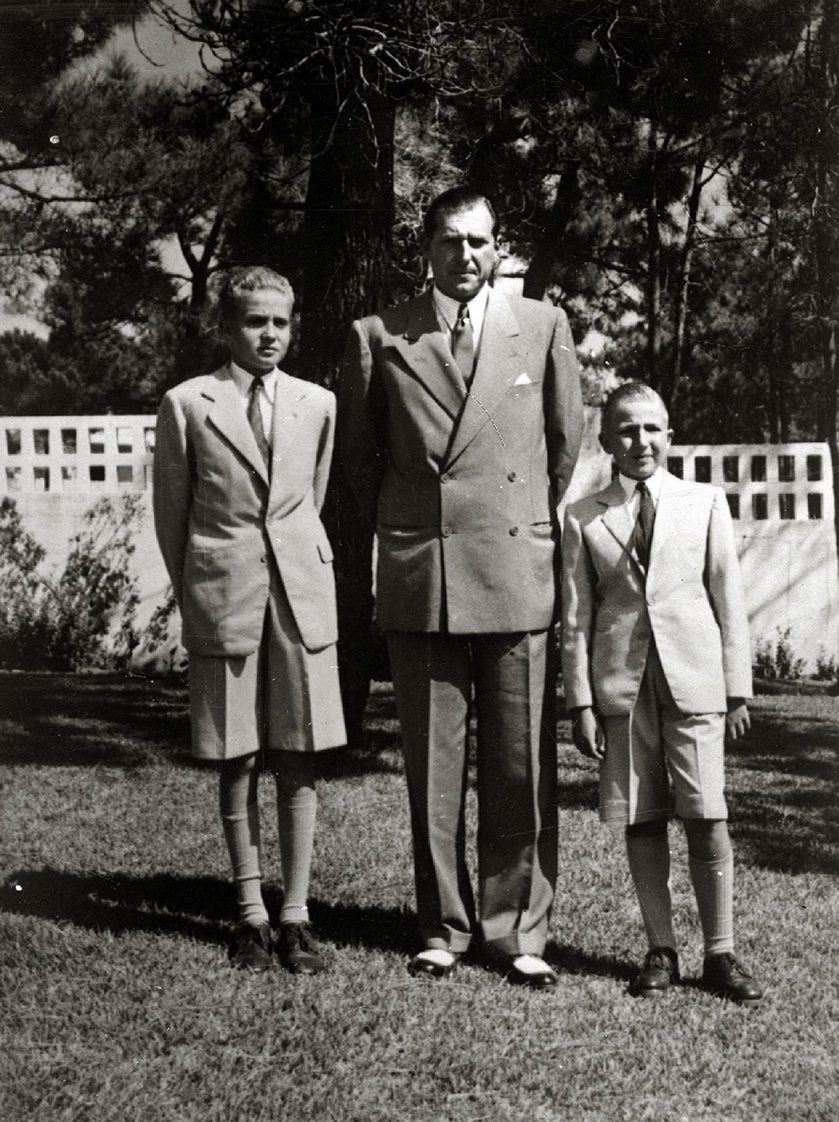 Juan Carlos de Borbón with his father and his brother Alfonso