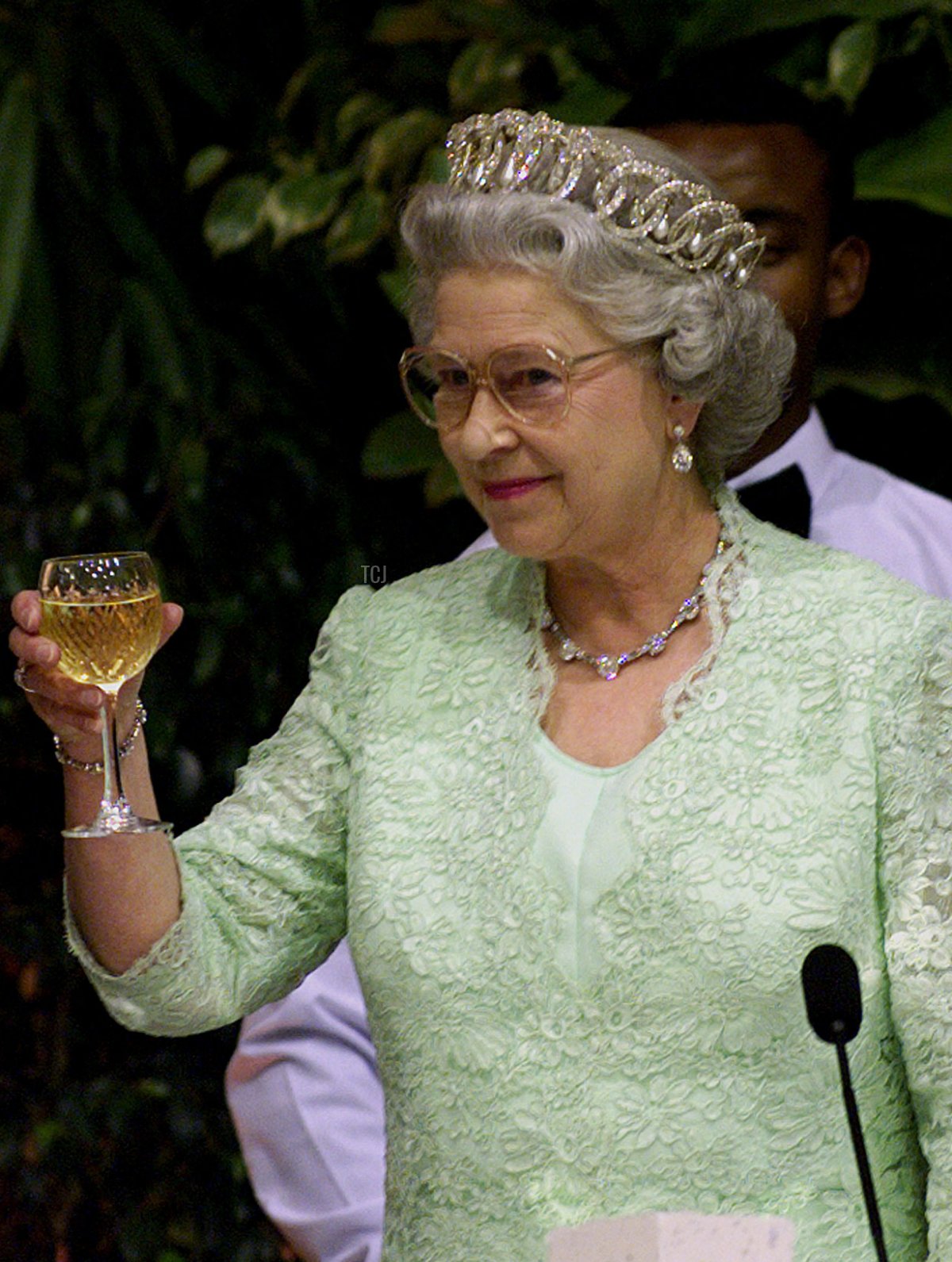 Queen Elizabeth II shares a champagne toast with members of the South African government during a state banquet in Pretoria on November 10, 1999 (JUDA NGWENYA/POOL/AFP via Getty Images)
