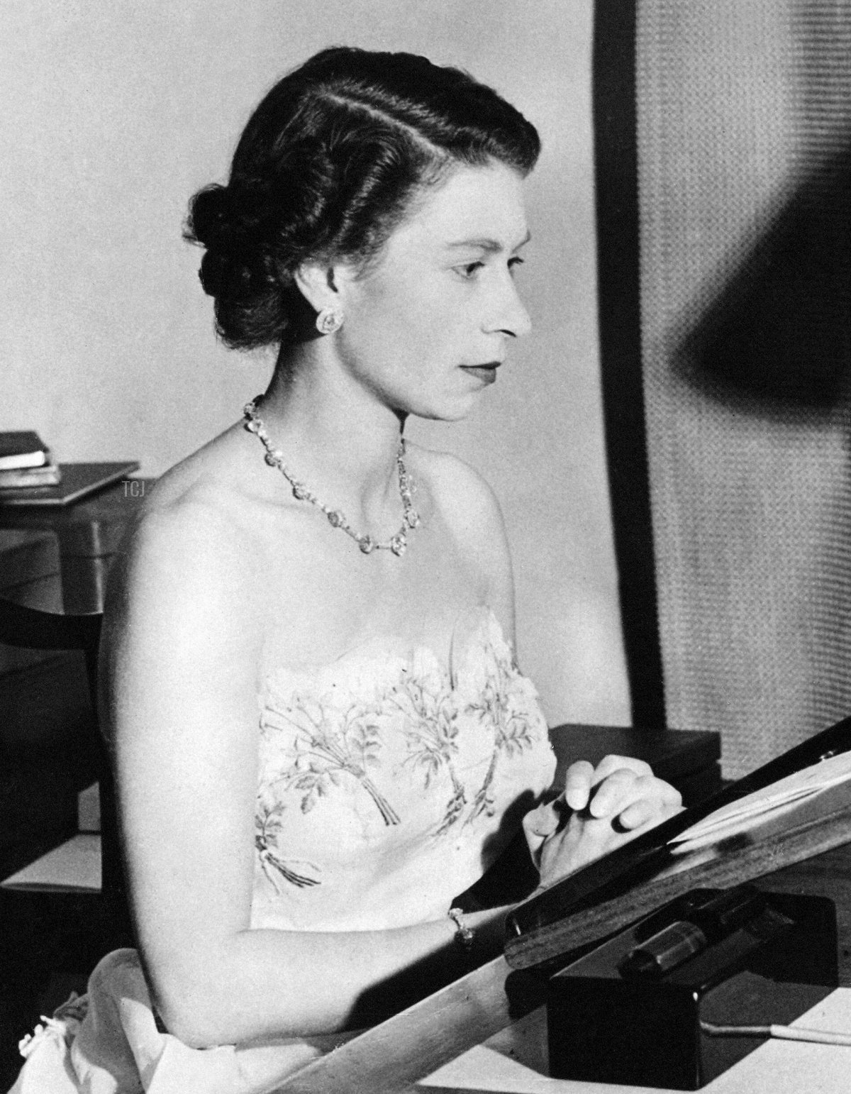 Queen Elizabeth II makes her Christmas Day broadcast from Government House in Auckland, New Zealand, on December 25, 1953 (Trinity Mirror/Mirrorpix/Alamy)