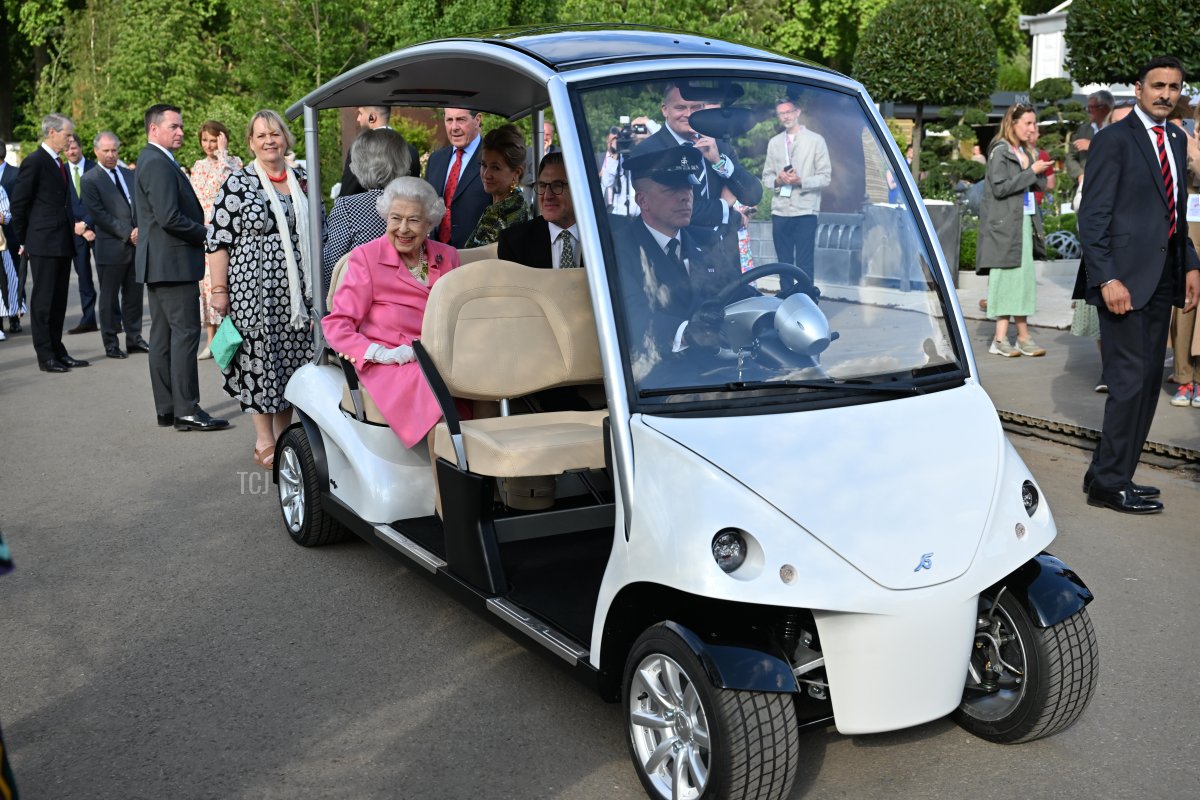 Queen Elizabeth II is given a tour by Keith Weed, President of the Royal Horticultural Society during a visit to The Chelsea Flower Show 2022 at the Royal Hospital Chelsea on May 23, 2022 in London, England