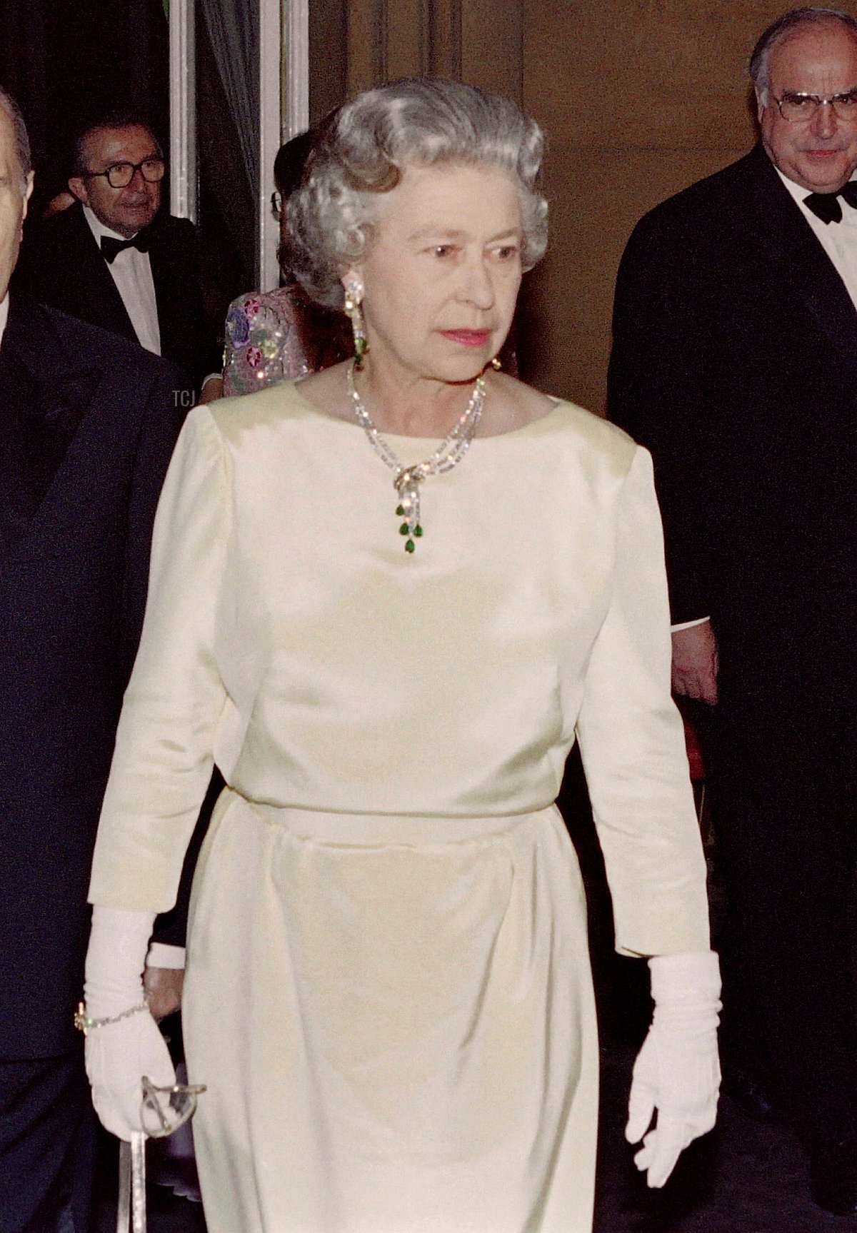 Britain's Queen Elizabeth II leads French President François Mitterrand (L), German Chancellor Helmut Kohl (R) and other participants onto a balcony of Buckingham Palace following a banquet during the London 17th G7 Summit on July 16, 1991