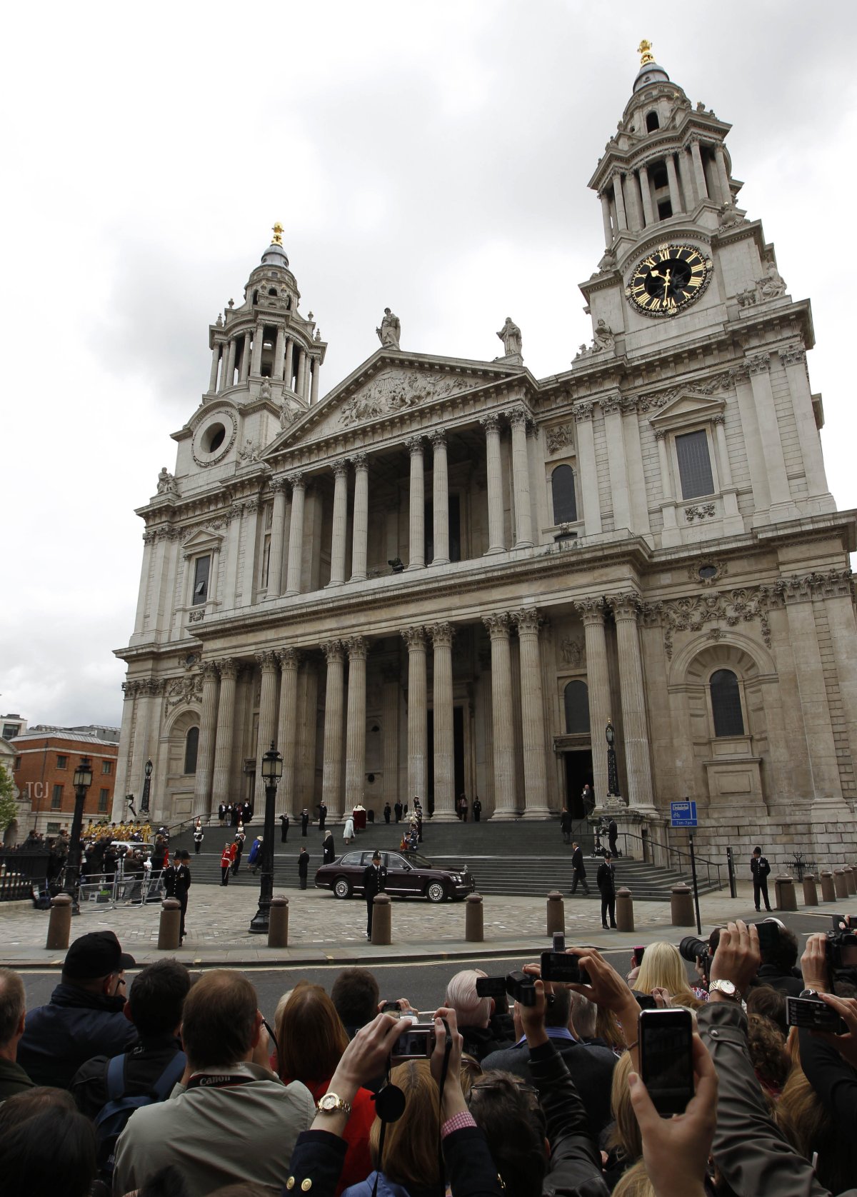 A general view taken as Britain's Queen Elizabeth II gets up the stairs at St Paul's Cathedral in London, on June 5, 2012, for a church service during the Queen’s Diamond Jubilee