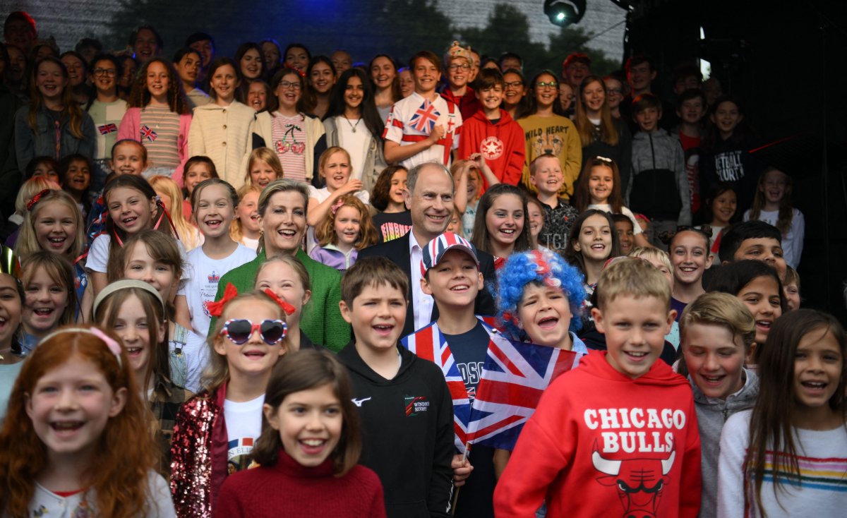 Britain's Sophie, Countess of Wessex (centre left) and Britain's Prince Edward, Earl of Wessex, (C) pose for a photo with attendees of the Big Jubilee Lunch on The Long Walk in Windsor on June 5, 2022 as part of Queen Elizabeth II's platinum jubilee celebrations
