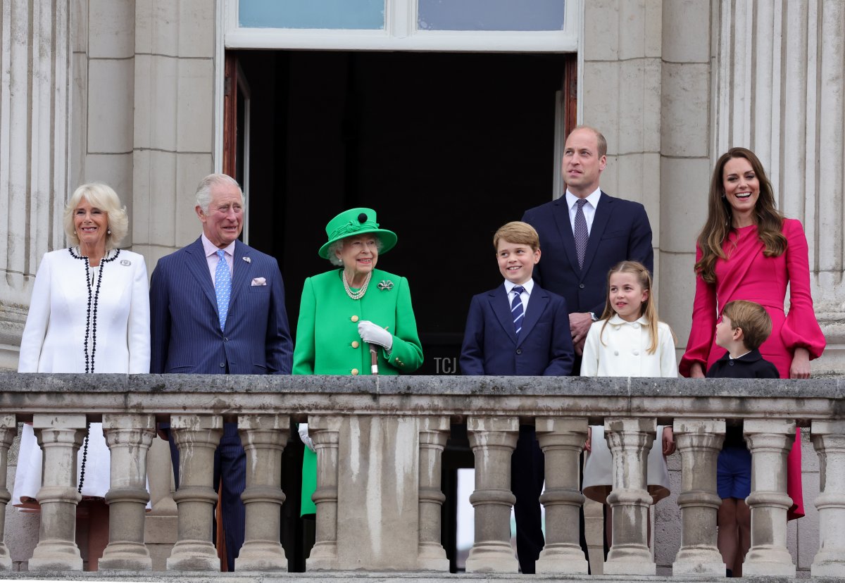 Camilla, Duchess of Cambridge, Prince Charles, Prince of Wales, Queen Elizabeth II, Prince George of Cambridge, Prince William, Duke of Cambridge Princess Charlotte of Cambridge, Prince Louis of Cambridge and Catherine, Duchess of Cambridge stand on the balcony during the Platinum Pageant on June 05, 2022 in London, England
