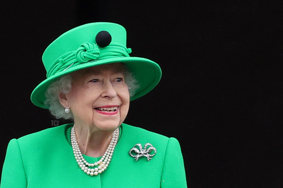 Britain's Queen Elizabeth II smiles to the crowd from Buckingham Palace balcony at the end of the Platinum Pageant in London on June 5, 2022 as part of Queen Elizabeth II's platinum jubilee celebrations
