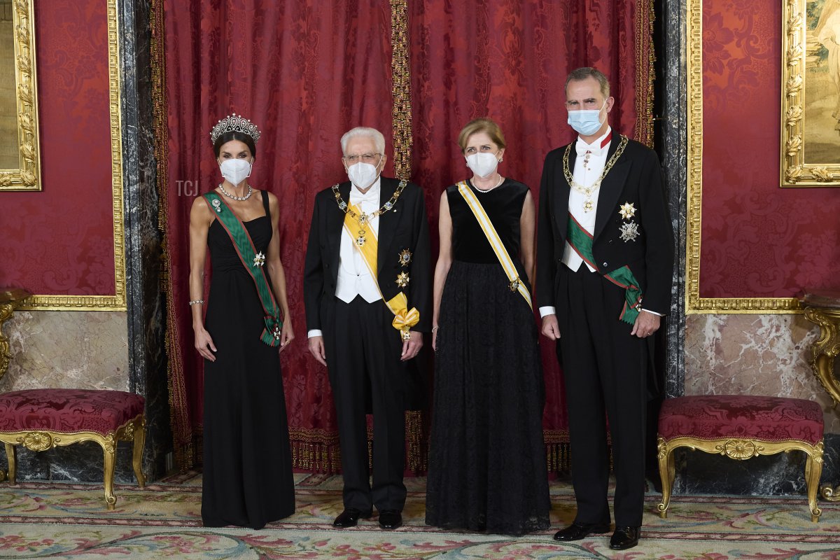King Felipe VI of Spain (R) and Queen Letizia of Spain (L) receive Italian President Sergio Mattarella (2L) and his daughter Laura Mattarella (2R) for a Gala Dinner honoring Italian President Sergio Mattarella at the Royal Palace on November 16, 2021 in Madrid, Spain