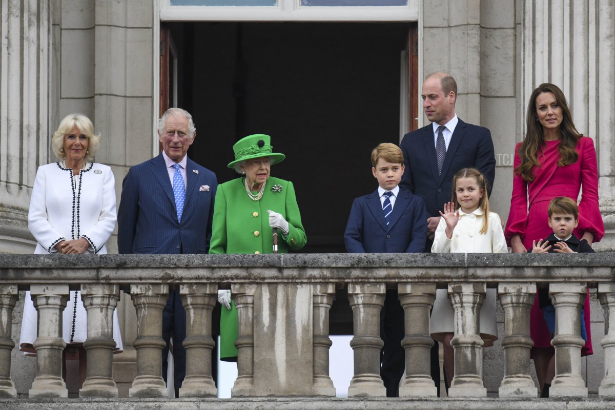 Camilla, Duchess of Cambridge, Prince Charles, Prince of Wales, Queen Elizabeth II, Prince George of Cambridge, Prince William, Duke of Cambridge Princess Charlotte of Cambridge, Prince Louis of Cambridge and Catherine, Duchess of Cambridge stand on the balcony during the Platinum Pageant on June 05, 2022 in London, England