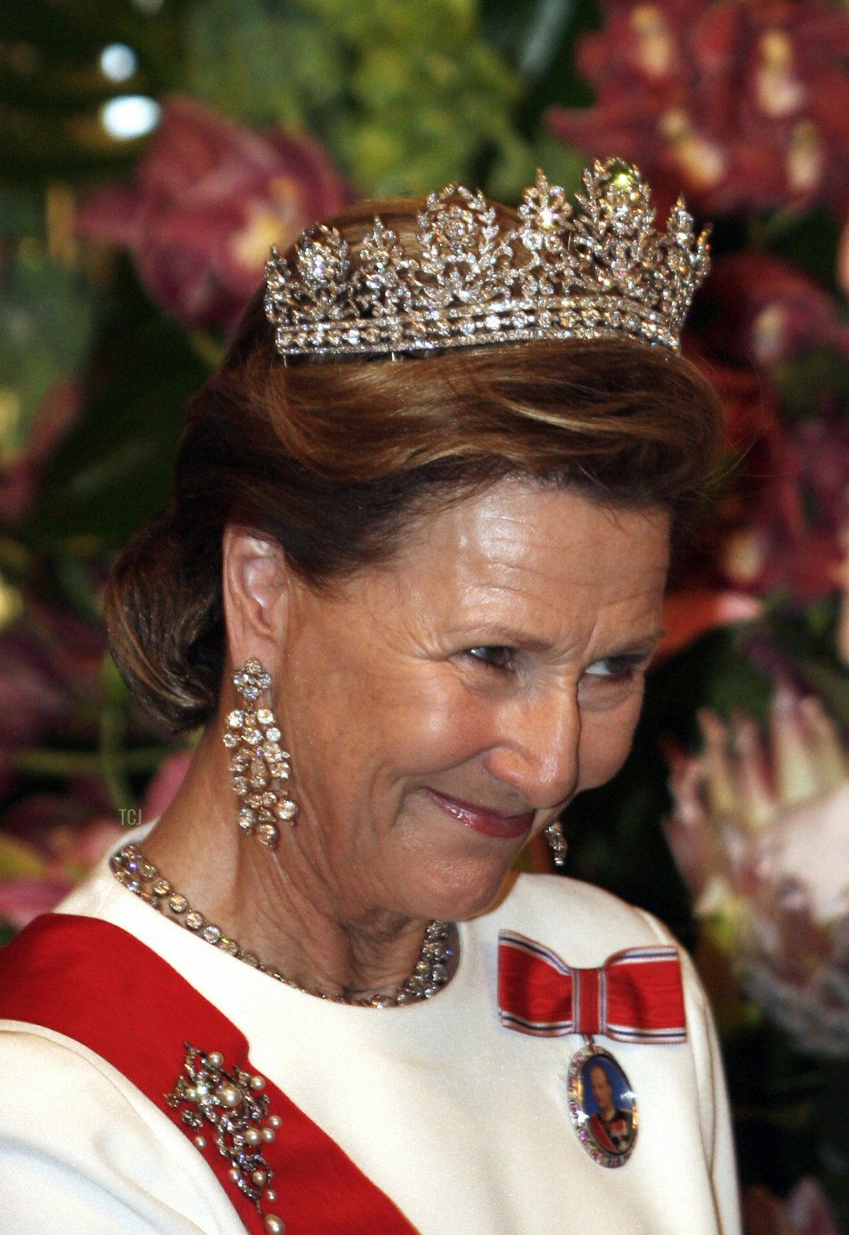 Norway's Queen Sonja smiles before the banquet at the Ajuda Palace in Lisbon, on May 27, 2008