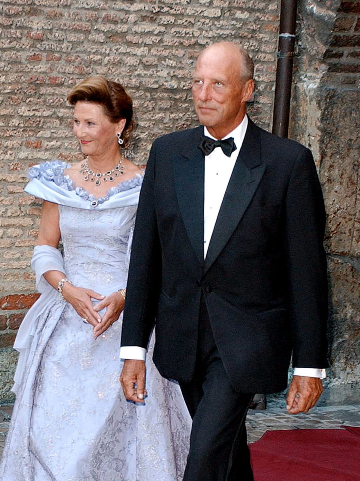 King Harald and Queen Sonja of Norway arrive at a dinner for Crown Prince Haakon of Norway and his fiancee Mette-Marit Tjessem Hoiby at Akershus Castle in Oslo August 24, 2001 on the eve of their wedding