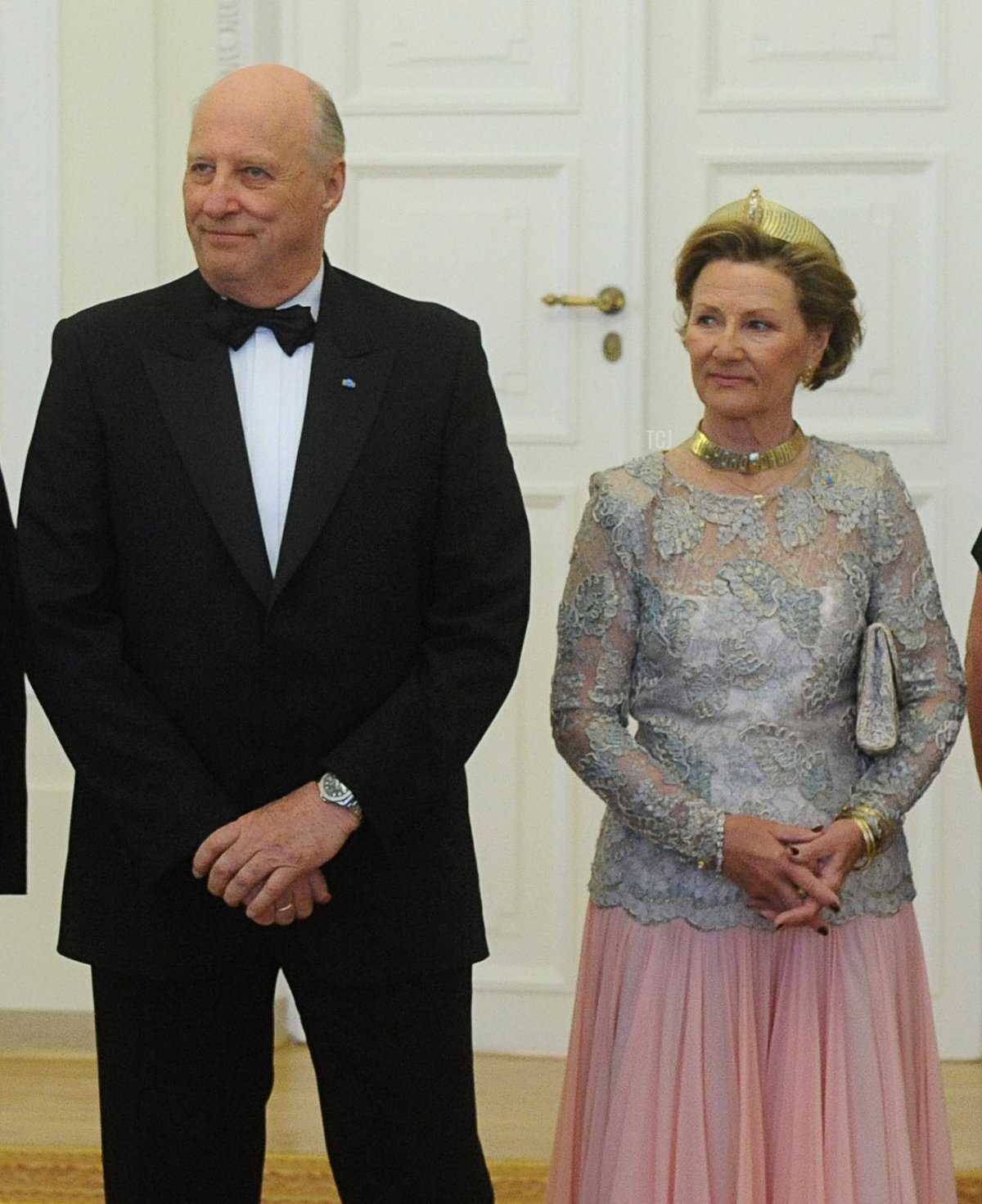 Polish President Bronislaw Komorowski, Norway's King Harald V, Queen Sonja and Poland's First Lady Anna Komorowska wait for guests prior to an official dinnerat the presidential palace in Warsaw, on May 9, 2012