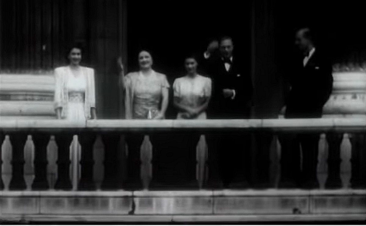 The royals on the palace balcony, 10 Jul 1947