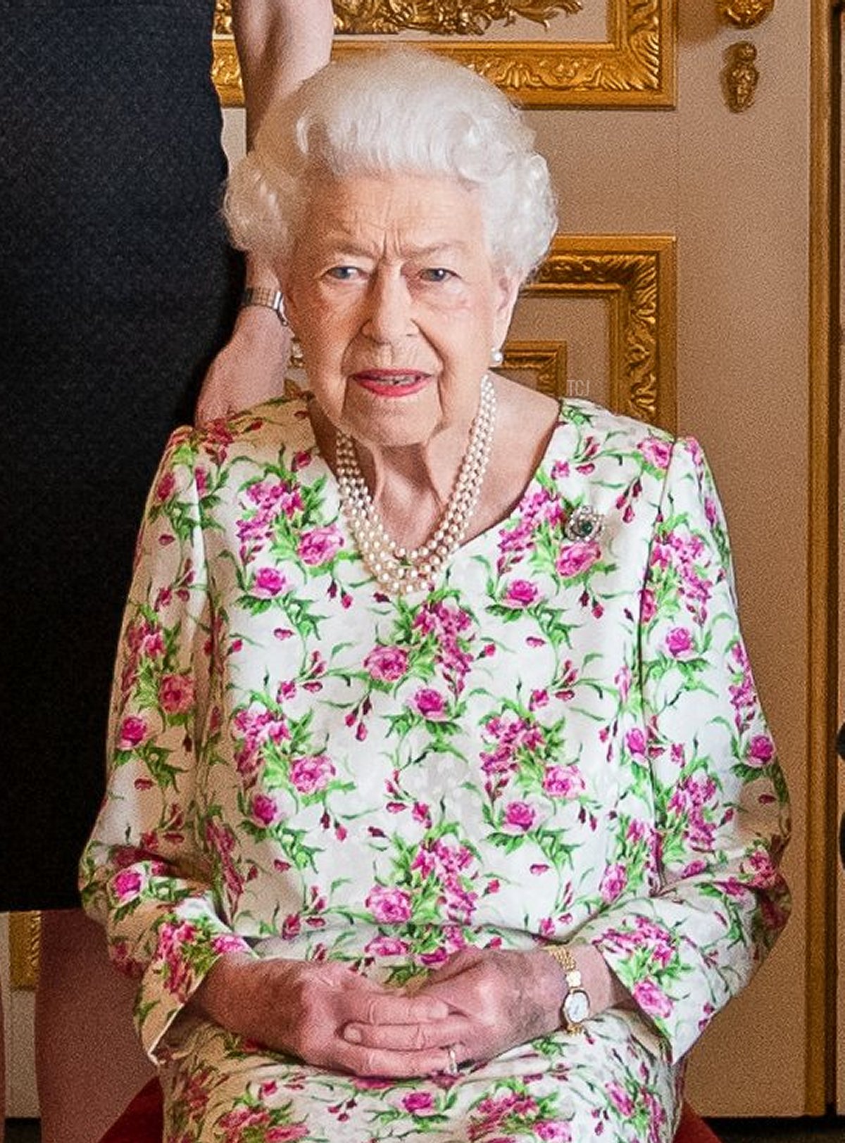 Queen Elizabeth II presents the George Cross to representatives of the National Health Service at Windsor Castle on July 12, 2022 in Windsor, England (AARON CHOWN/POOL/AFP via Getty Images)