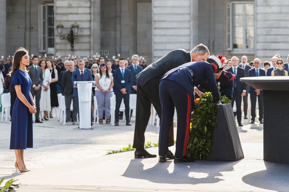 King Felipe VI of Spain (R) and his wife Queen Letizia attend a state ceremony to honour the victims of the coronavirus crisis as well as those public servants who have been fighting on the front line against the pandemic in Spain at the Royal Palace in Madrid on July 15, 2022