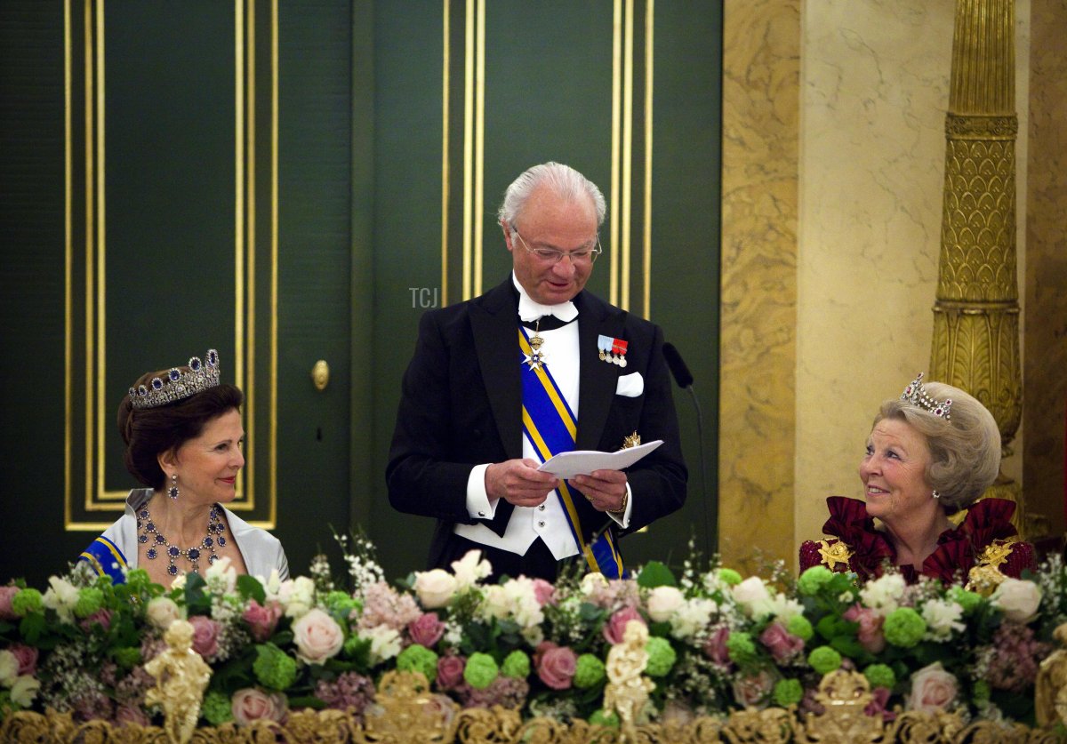 Queen Silvia of Sweden (L) and Queen Beatrix of the Netherlands listen to Carl XVI Gustav's speech during the State Banquet at Noordeinde Palace in The Hague, the Netherlands on April 21, 2009