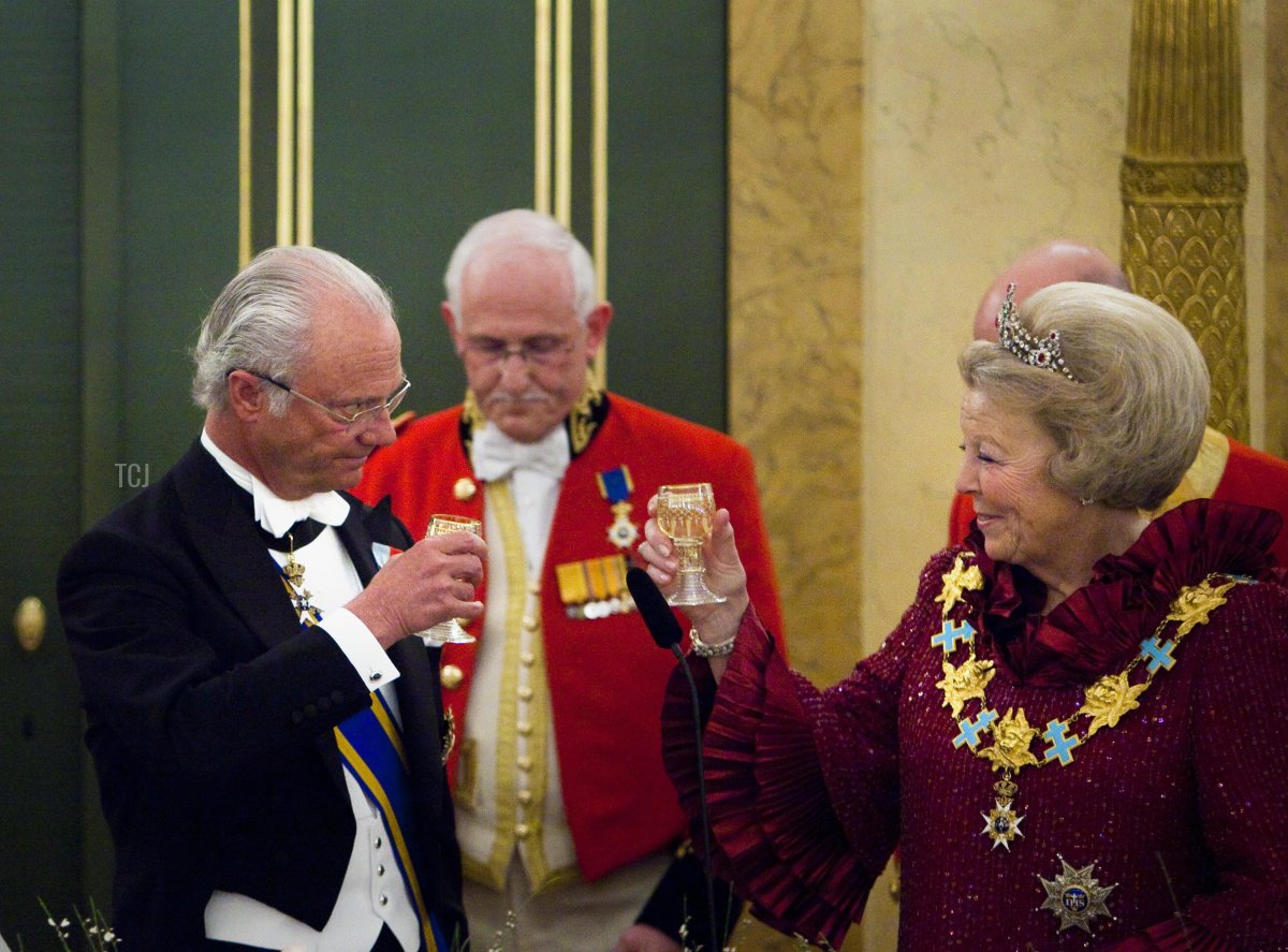 Queen Beatrix of the Netherlands (R) brings out a toast together with King Carl XVI Gustav of Sweden during a state banquet at Noordeinde Palace in the Hague on April 21, 2009