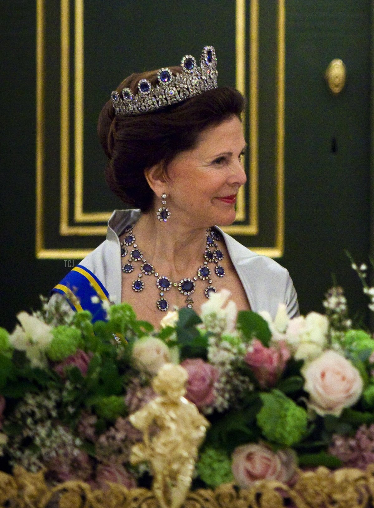 Queen Silvia of Sweden (L) and Queen Beatrix of the Netherlands listen to Carl XVI Gustav's speech during the State Banquet at Noordeinde Palace in The Hague, the Netherlands on April 21, 2009