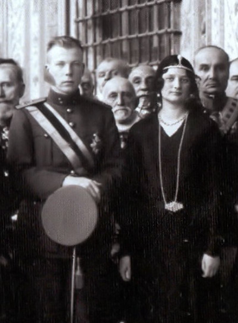 Queen Astrid of Belgium (with her brother-in-law, Prince Charles) wears the Stockholm Pearl Tiara for a private audience with Pope Pius XI at the Vatican, January 1930