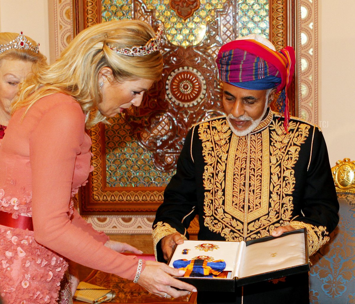 Dutch Princess Maxima receives a present from Sultan Qaboos bin Said, Sultan of Oman (C) during a state banquet at Al Alam Palace in Muscat, Oman, on 10 January 2012