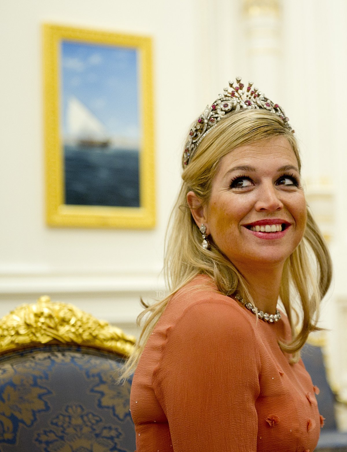 Netherland's Princess Maxima gets a present from Sultan Qaboos of Oman during a state banquet in the Al Alam Palace in Muscat, on January 10, 2012