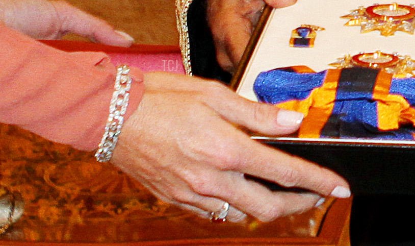 Dutch Princess Maxima receives a present from Sultan Qaboos bin Said, Sultan of Oman (C) during a state banquet at Al Alam Palace in Muscat, Oman, on 10 January 2012
