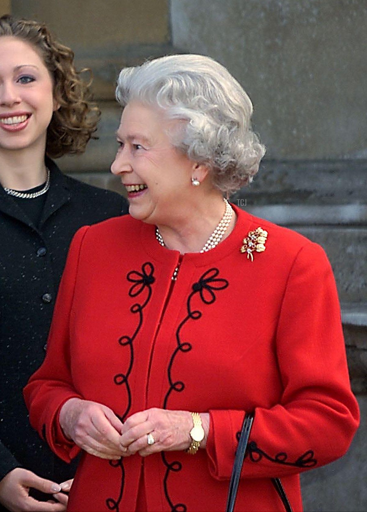 US President Bill Clinton (2nd L) talks with Elizabeth II (R) along with the First Lady Hillary Rodham Clinton (L) and daughter Chelsea (2nd R) at the Garden Entrance of Buckingham Palace 14 December, 2000 in London, England