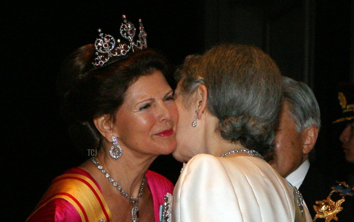 Swedish Queen Silvia (L) is greeted by Japanese Empress Michiko (R) prior to their dinner at the Imperial Palace in Tokyo 26 March 2007